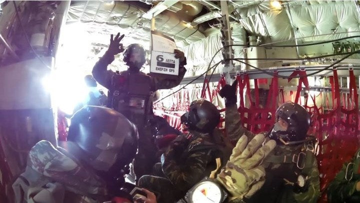 Εντυπωσιακά άλματα αλεξιπτωτιστών στη στρατιωτική άσκηση «Ηνίοχος» (βίντεο)